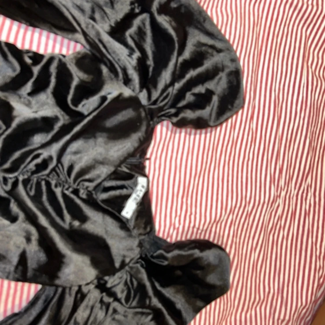 Svart klänning med rynkdetaljer - 2