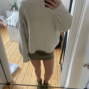 Vit stickad oversized tröja - Säljer en mysig vit stickad tröja med en oversized passform. Tröjan har långa ärmar och en rund halsringning, perfekt för kyligare dagar. Den är enkel och stilren, vilket gör den lätt att matcha med olika outfits. I storlek xl men jag brukar ha xs/s så funkar till alla storlekar xs s m l xl