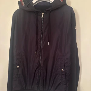 Moncler  - Moncler cardigan. Super skick 9/10. Storlek S. Pris 3990kr.