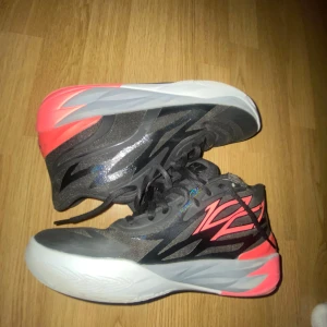 MB.02 basketskor  - Säljer mina basket skor pga storleken, det är MB.02 i storlek 42. Dem har nötts ut lite som man kan se på bilden men inget större, man märker de inte när man använder dem. Ingen låda följer med. Priser går att diskutera😊!