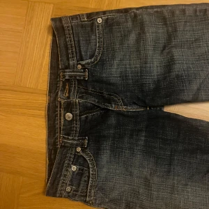 bootcut levis jeans i tvär snygg tvätt  - Snygga  jeans från Levis med jätte snygg wash!!! De har åt bootcut hållets passform. Levis-loggan syns tydligt på bakfickan och dom är inte slitna överhuvudtaget! säljer då dom är för små 😰💕 skriv pm om du har frågor!!