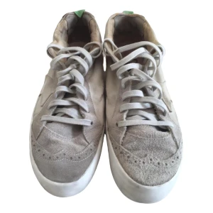 Golden goose sneakers  - Såå fräscha golden goose sneakers perfekta till våren! sparsamt använda (slitningar se bild)  köpa på vestiare collective men tyvärr ingen dustbag eller kvitto därav priset. Storlek 40 true to size 