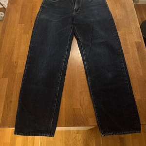 Levis mörkblå  - Säljer mina blåa levis 568 waterless loose/straight fit, mycket bra skick!