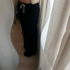 Roxy linnebyxor  - Svarta linnebyxor från Roxy . Väldigt fina till sommaren💕