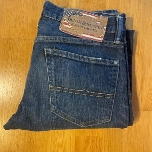 Ralph Lauren Jeans - Riktigt schyssta jeans från Ralph Lauren Denim & Supply med sjukt snygg tvätt, unika detaljer som den amerikanska flaggen över jeanslappen där bak, vid myntfickan och två små rips. Riktigt sköna jeans för dig som vågar stå ut lite. | Storlek 29/32 | Skick 8/10 | Endast 399kr och går inte att få tag i nya längre. | Priset är ej hugget i sten. | Modellen är 180, 68kg. |Skriv gärna vid frågor samt funderingar😊