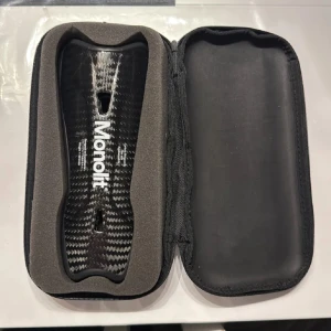 Monolit benskydd - Säljer en Monolit cykelsadel i kolfiber. Den har en elegant svart design med en distinkt kolfibermönster. Sadelns form är ergonomisk för optimal komfort och prestanda. Perfekt för cykelentusiaster som söker en lätt och hållbar sadel.