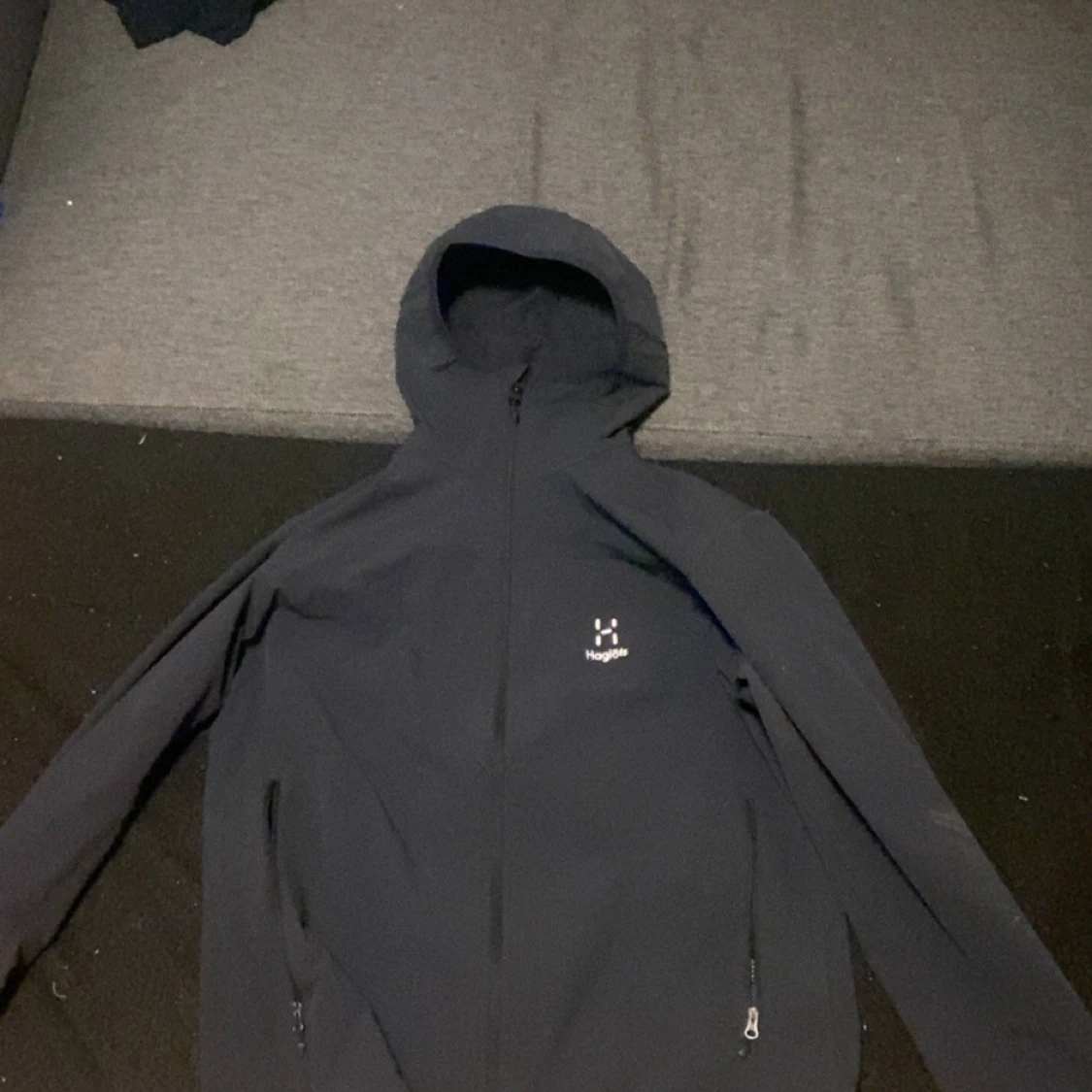 Svart jacka med huva från Haglöfs