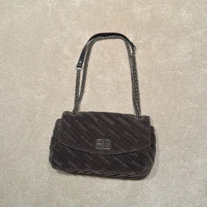 Balenciaga väska - Snygg grå balenciaga - funkar såväl som axel- och crossbody med quiltad design och kedjehandtag. Älskar väskan men har ej använt den den så mycket så vill sälja den till någon som skulle använda den mer! 28x11 cm!