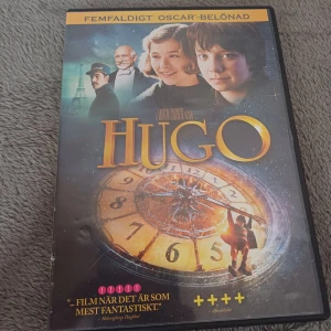Hugo DVD - Säljer en DVD av filmen 'Hugo', en flerfaldigt Oscar-belönad familjefilm från 2011. Filmen är cirka 2 timmar och 1 minut lång och innehåller extramaterial som 'Sikta mot månen: Skapandet av Hugo'. Perfekt för filmkvällar! 🎬
