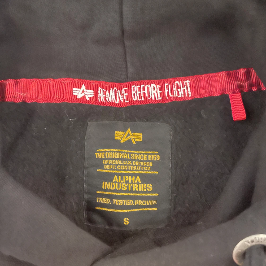 Svart hoodie från Alpha Industries - 1