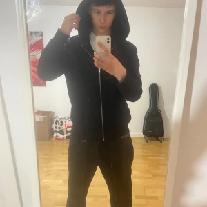 Moose knuckles bunny svart - Storlek L. Nfc tag . Avtagbar päls. Passar perfekt på mig jag är runt 188-190. Liten repa på märket (bild 4). Pris är förhandlingsbart