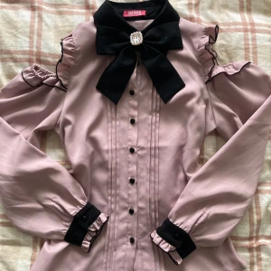 Jirai Kei Off-shoulder Blouse - Så fin långärmad blus från Ma*rs importerad från Japan, storlek Onesize (S~M) 💗Rosetten går tas av och ingår ! Priset går att diskuteras