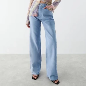 Gina tricot idun straight  - Helt nya och oanvända med lappen kvar, men då de är för små måste de säljas. Storleken är 44 men har men känns som storlek 40-42