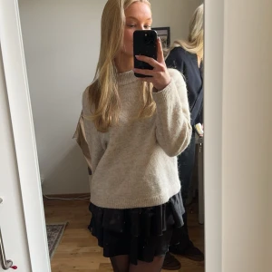 Stickad tröja  - Säljer min älskade stickade tröja från HM. Har haft den länge men inte märkt några avvikelser alls, alltså i nyskick! Det är Wool/Alpaca blend💗Lite högre pris pgr av dess popularitet och att den ej säljs längre! Passar S också💗