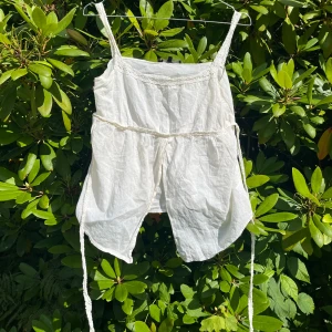 Vintage linnetopp med knytband - Säljer en luftig vit linnetopp knytband i midjan. 