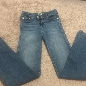 Blå jeansbyxor från Lager 157 - Snygga bootcut jeans från lager 157 i storlek XXS