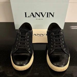 Lanvin Skor - Feta Lanvin skor i blå | UK 8 som motsvarar ca 42-43 | Dem är i ett ganska bra skick med vissa tecken av användning, delvis creesade | Lanvin-dustbag följer med | Tveka inte att kontakta oss vid minsta fundering!