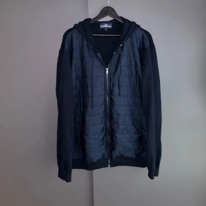 Cardigan - Bra skick, använd men utan defekter. Storlek XL passar dig som är mellan 190-195cm. Nypris ca 2000kr. Passar bra nu till sen sommar/höst. Skriv för mer information!🤝