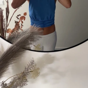 Blå satintopp - SUPERSNYGG blå satin topp med öppen rygg🥰🥰 Aldrig kommit till användning tyvärr 