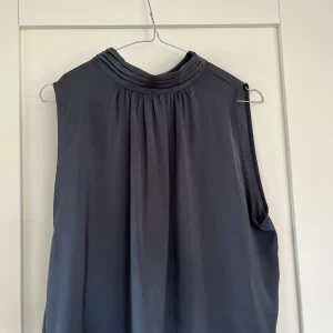Marinblå ärmlös blus från Saint Tropez - Fin blus med krage i silke i storlek M men sitter som S, använt ett par få gånger 