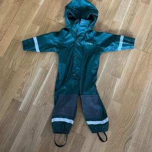 Grön Regn dräkt för barn  - Mysig grön regn dräkt är ren o fin med en snodd på rygg midjan. Perfekt för kalla regniga dagar. Kan prata om priset :)