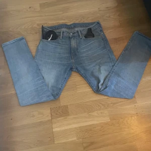 Levi's 512tm w31/L32 - Säljer ett par Levi's 512 jeans i ljusblå tvätt. Använda fåtal gånger och säljer då dem är för stora för mig, original pris 239 men kan gå ner vid snabb affär