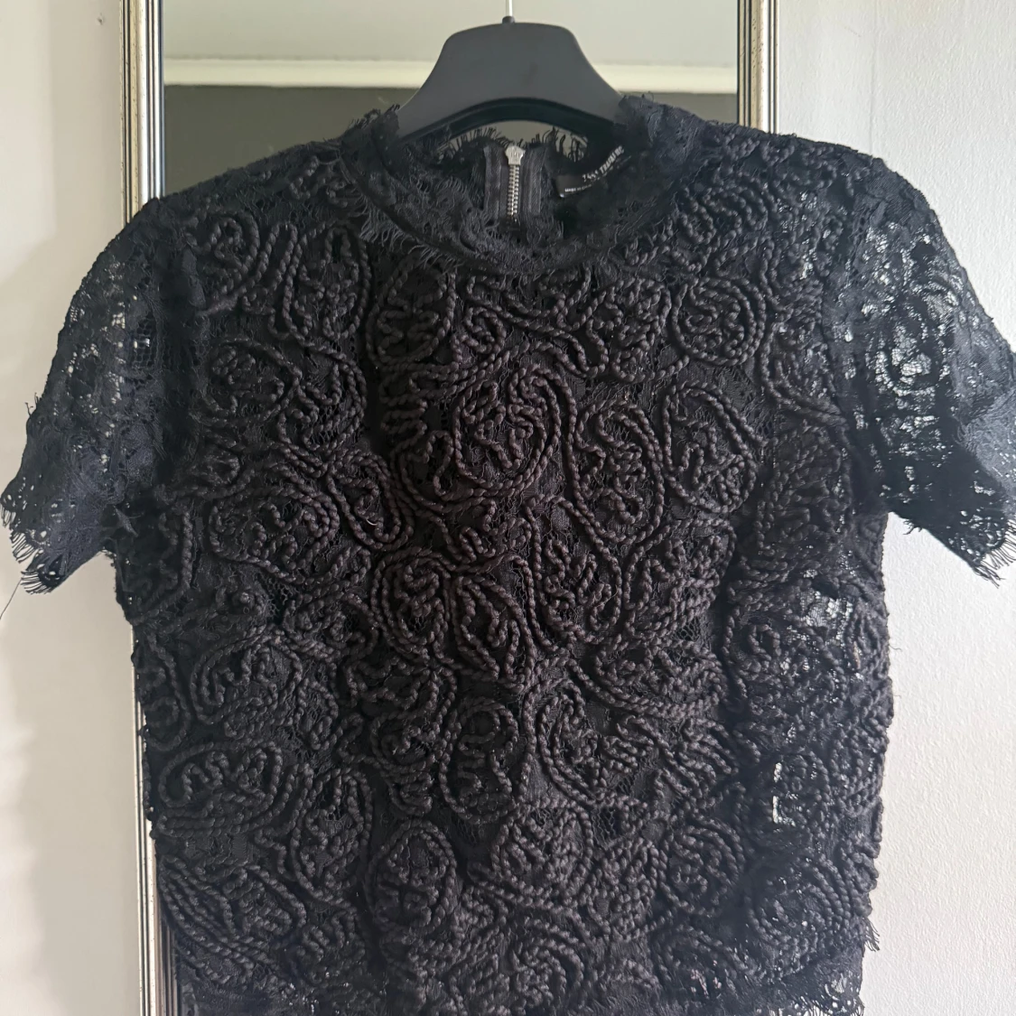 Svart spetsblus med dragkedja