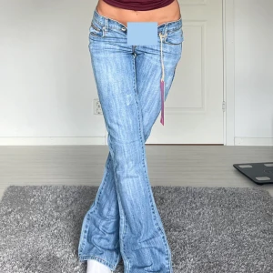 Jeans - Midjemått: 35cm rakt över, innerbenslängd: 85cm 💕fungerande dragkedja