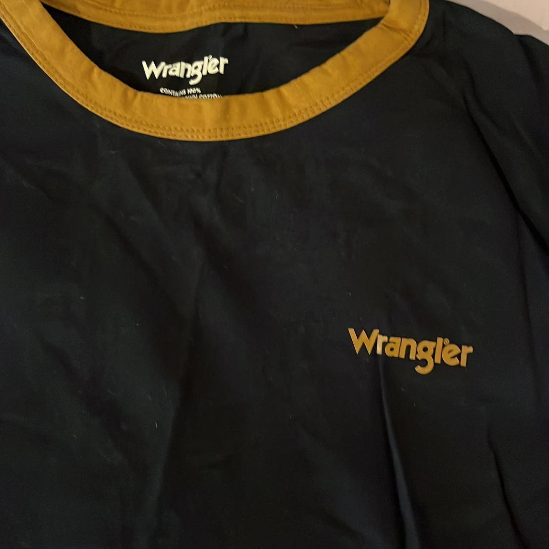 Svart Wrangler t-shirt med senapsgula detaljer - 1