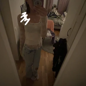 Vit meshblus från SO Goods For Life XS - Säljer en superfin vit meshblus från SO Goods For Life i storlek XS. Blusen är långärmad, figurnära och har transparent mesh med ett tunt innerlinne. Perfekt för dig som gillar lager på lager och vill ha en stilren men trendig look. Köpt i USA