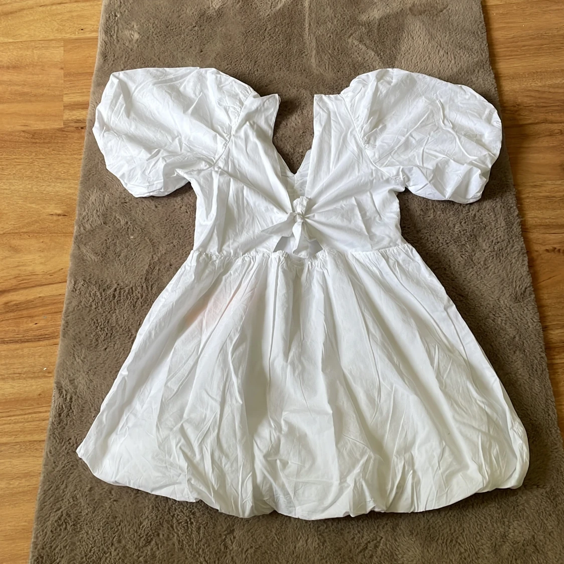 Vit puffärm klänning från Gina Tricot - 1