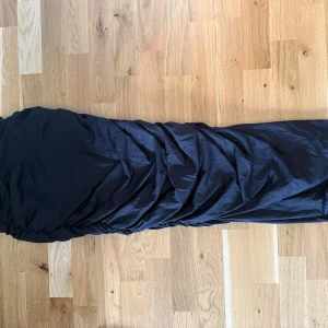 Svart lång kjol ifrån Shein - Svart kjol ifrån shein. Endast provad. 