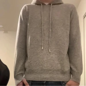 Grå Merinoull Hoodie - Merinoull hoodie i grå färg, mycket bra skick förut att den är lite nopprig. Men går lätt att fixa med en ull kam. Inga defekter eller så. Storlek M men passar också S. Köpte den för 799kr online men säljer den för endast 299kr. Kontakta mig om du har frågor✅😀
