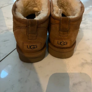 Bruna låga uggs - De är lite vattenskadade, köpta på vinted i november för 1000🤍perfekta till hösten eller vintern, kommer i en ugg box men har tyvärr inte kvar orginalet🤍