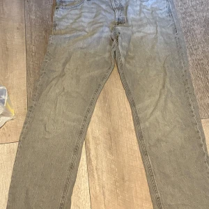 Grå loose fit jeans Jack & Jones - Säljer ett par grå jeans från Jack & Jones i modellen Loose Chris. Jeansen har loose fit, raka ben och klassisk femficksdesign. Tillverkade i bomull med en avslappnad vibe, perfekta för dig som gillar en lite mer baggy stil.