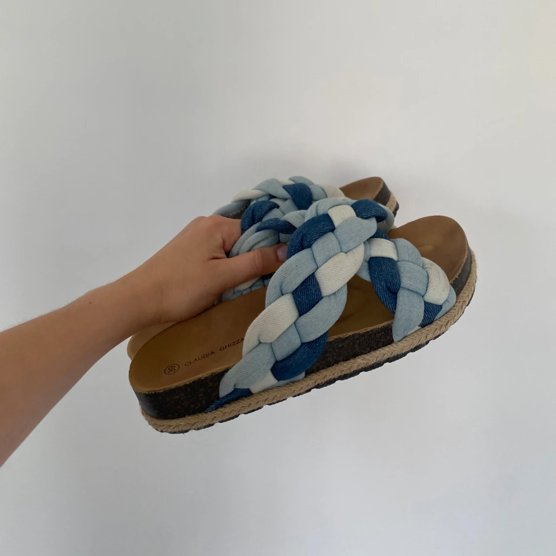 Blå och vita flätade sandaler - 1