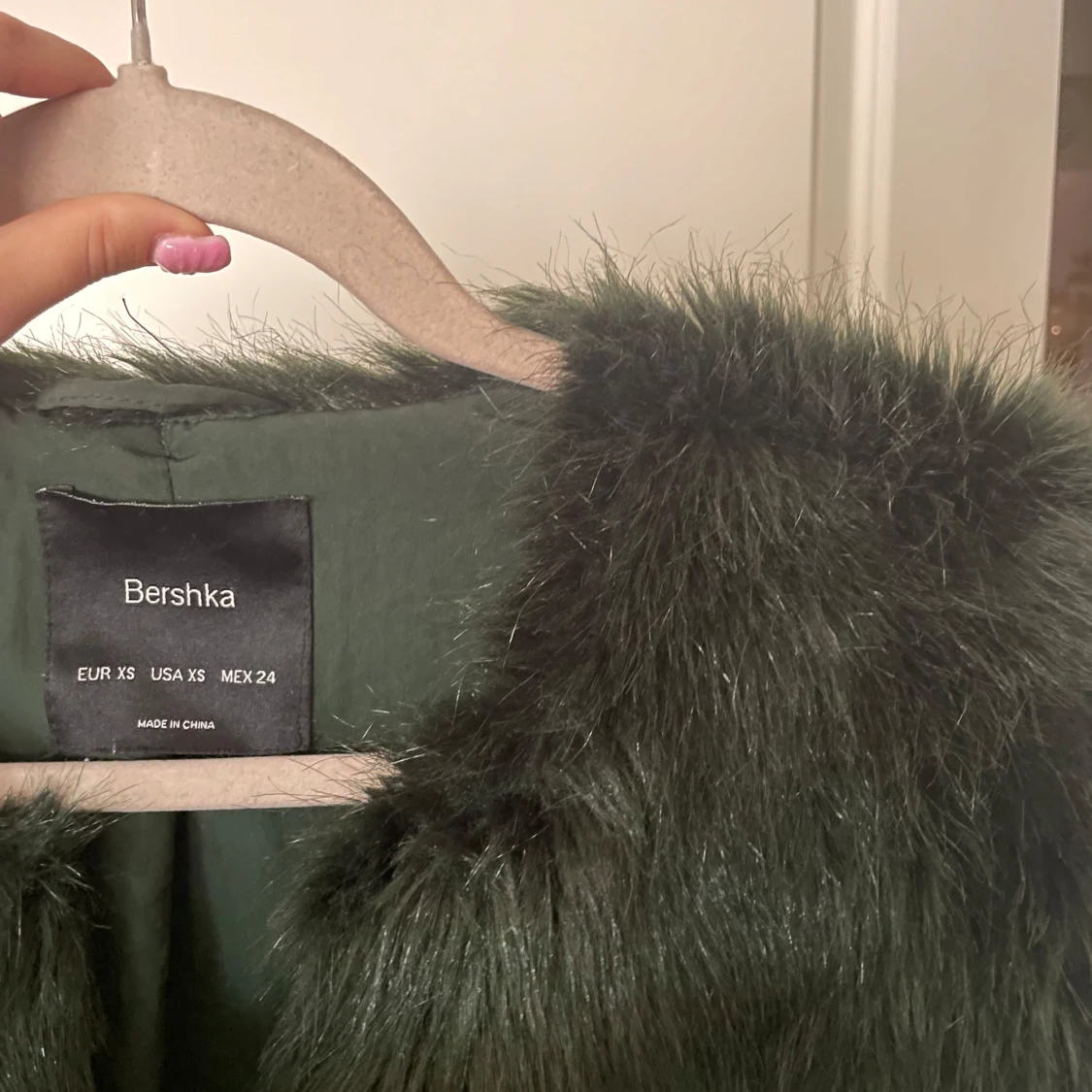 Mörkgrön pälsjacka från Bershka XS - 1