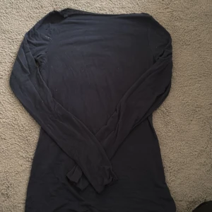 Intimissi tröja - Helt ok skick. Har lite defekter vid slutet av armarna och ett litet hål i axeln, därav priset 🫶 annars ok skick.