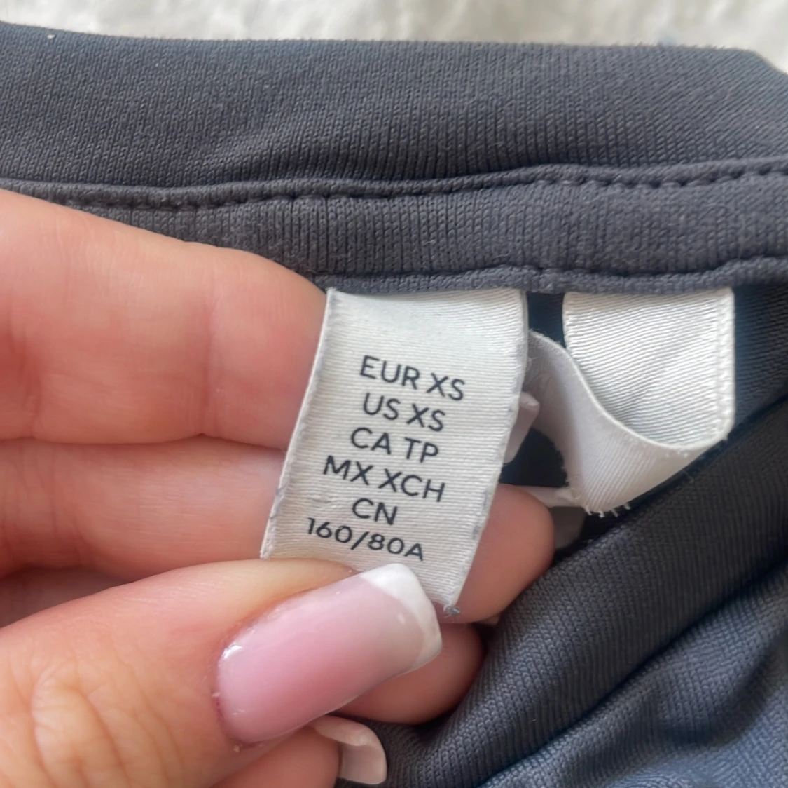 Mörkgrå tight t-shirt från H&M - 4