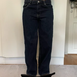 Mörkblå raka jeans - Säljer ett par mörkblå jeans från gina med raka ben. Low waist