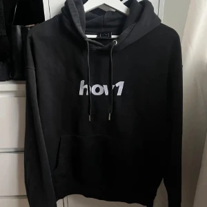 Svart Hov1 hoodie med vit logga - Jättefin hov1 hoodie som inte kommer till användning, den är använd men har inga defekter alls 💓 finns inte att köpa längre då det är en gammal kollektion🥰