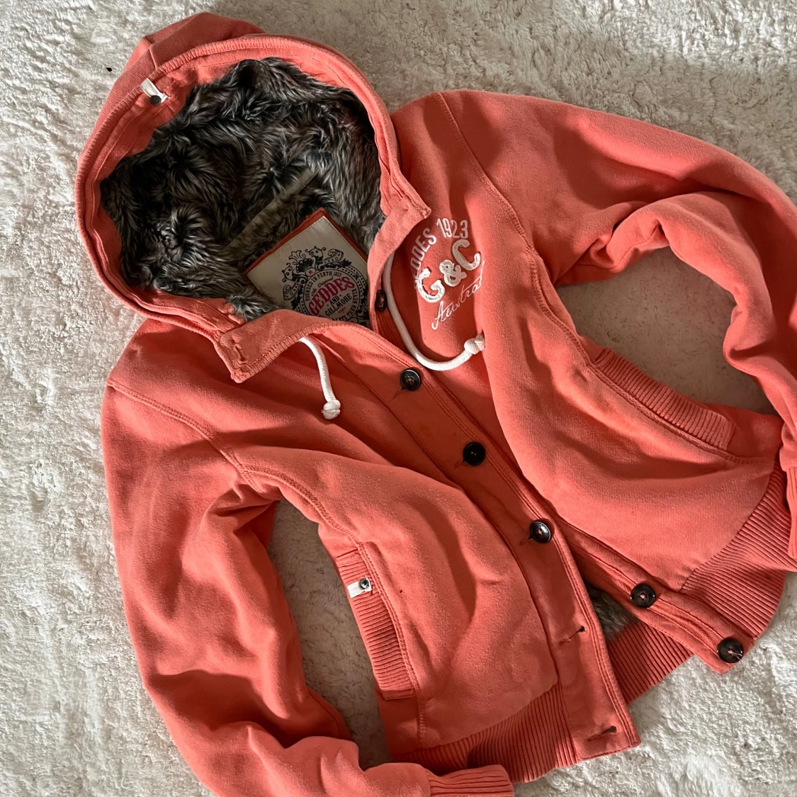 Korallfärgad teddyjacka från Geddes - 1