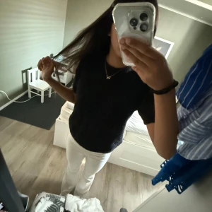 Svart stickad tröja Gina Tricot - Svart stickad tröja från Gina Tricot i storlek 170. Tröjan har en enkel, klassisk design med korta ärmar och rund hals. Mjuk och skön stickad kvalitet som passar perfekt till jeans eller kjol. Snygg basic som funkar året runt.