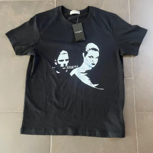 Saint Laurent T-shirt - En riktigt eftertraktad och sällsynt Saint Laurent T-shirt i storlek M. Helt ny med tags! För mer frågor eller funderingar är det bara att hojta!🤗