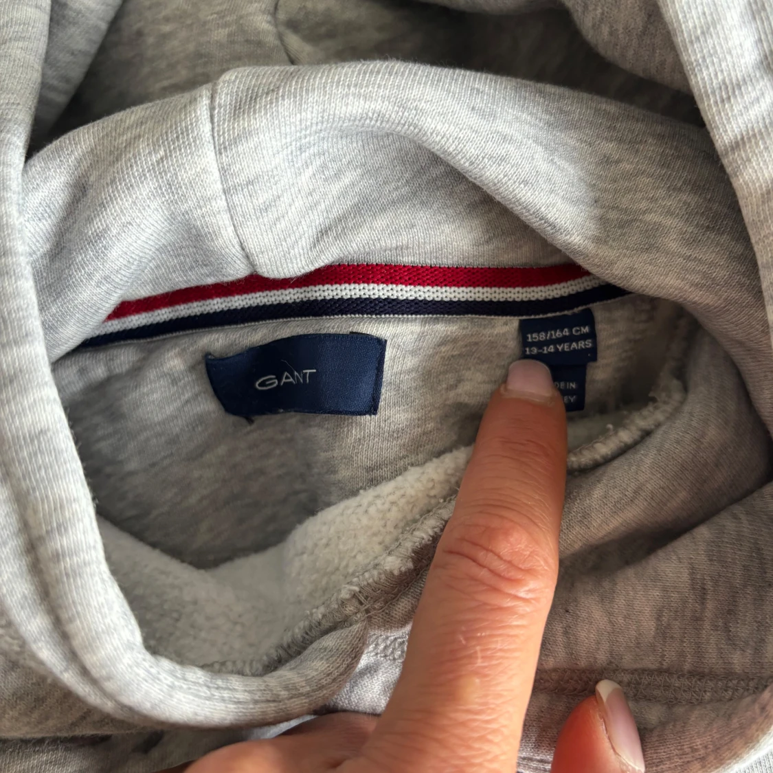 Grå hoodie från GANT  - 1