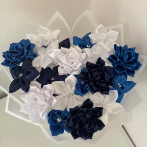 Hjärtformad bukett med olika blommor  - En handgjord hjärtformad bukett med 19 olika blommor och färger, mörkblå, blå och vit💙🤍