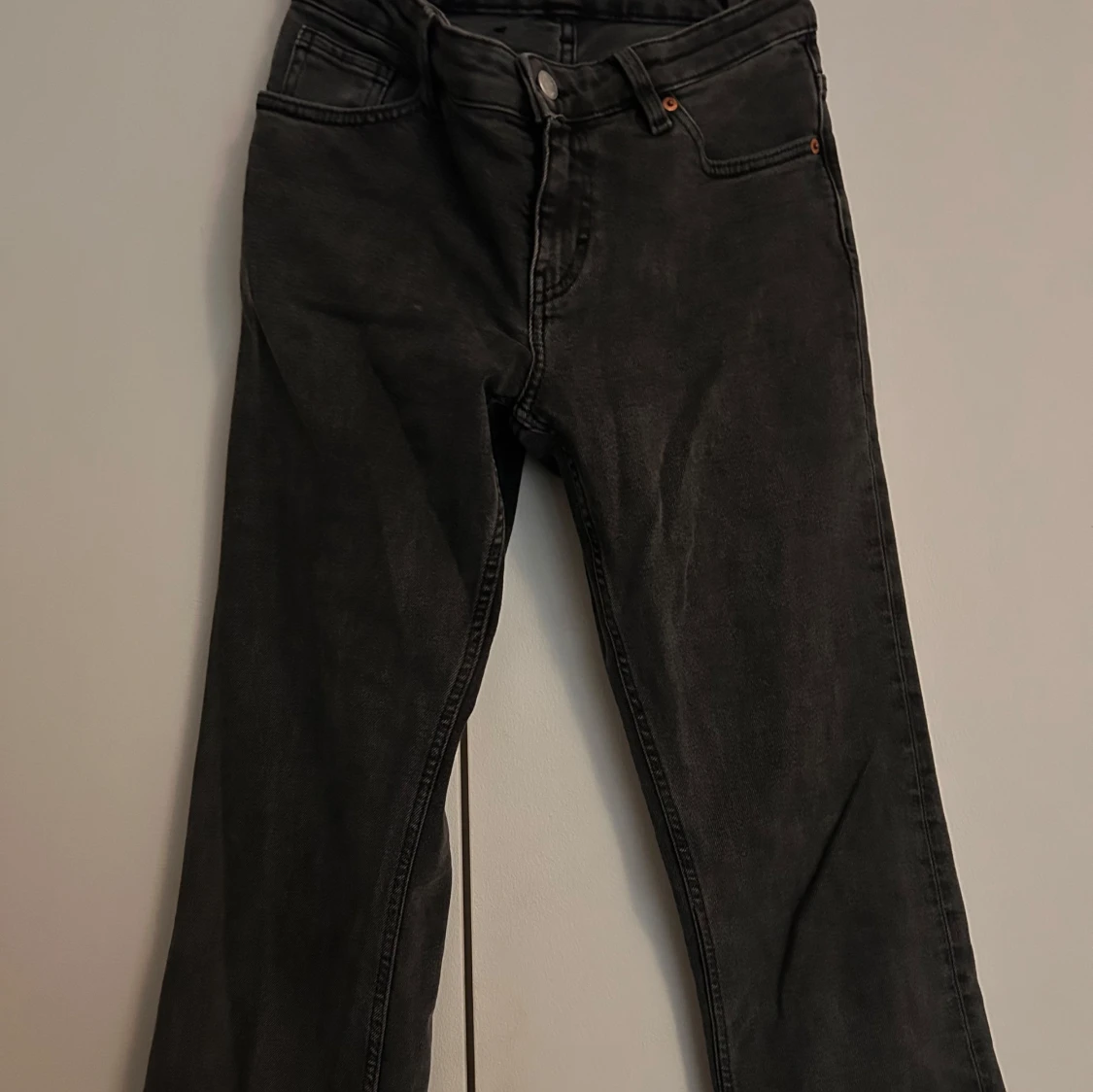 Gråa raka jeans