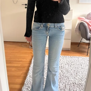 Ljusblå bootcut jeans med låg midja - Säljer ett par ljusblå jeans med bootcut-modell och låg midja. Jeansen är i storlek 158 men passar mig som brukar ha xs i kläder. 