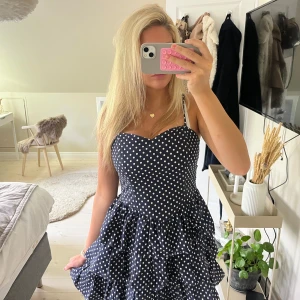 Marinblå prickig kortklänning - Dö fin prickig klänning!!!