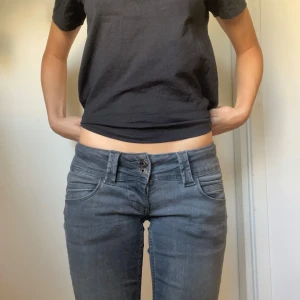 Low rise jeans - Pepejeans ursnygga! Sitter jätte fint runt midjan och det går att röra sig i dom. Storlek 27/34. Säljer dom då dom inte passar mig längre!